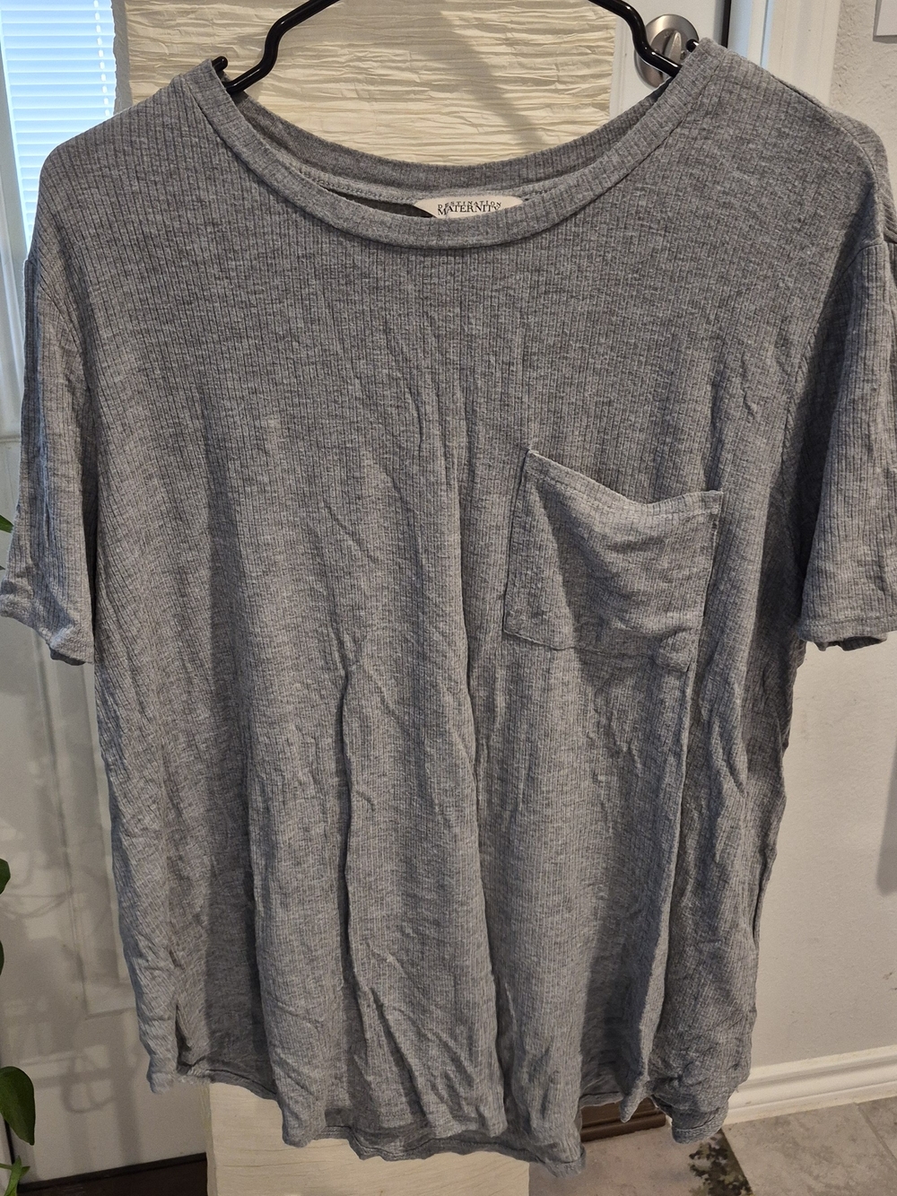 Destination Maternity Heather Gray Short Sleeve Pocket Tee